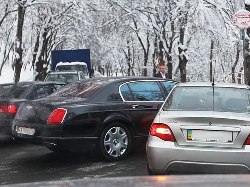 Автомобили чиновников распродадут по 26 000 гривен