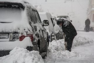 Автомобили, оставленные вдоль дороги, мешают убрать снег в борисове
