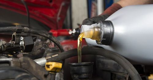 Доливка и замена масла в автомобильном двигателе