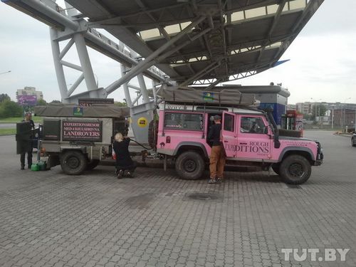 Шведские туристы на розовом land rover столкнулись с "плюшевыми" трудностями перевода в беларуси