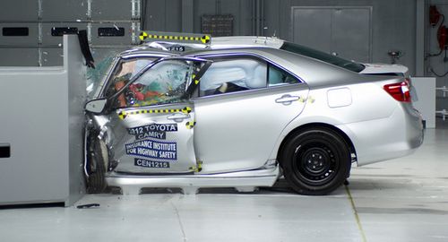 Toyota Camry 2012 года провалила краш-тесты в США