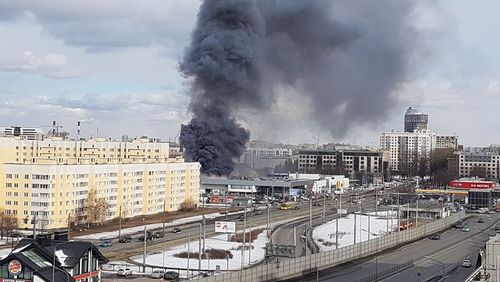 В петербурге загорелся крупный автоцентр рольф