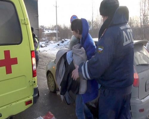 В россии инспектору дпс пришлось принимать роды прямо в машине